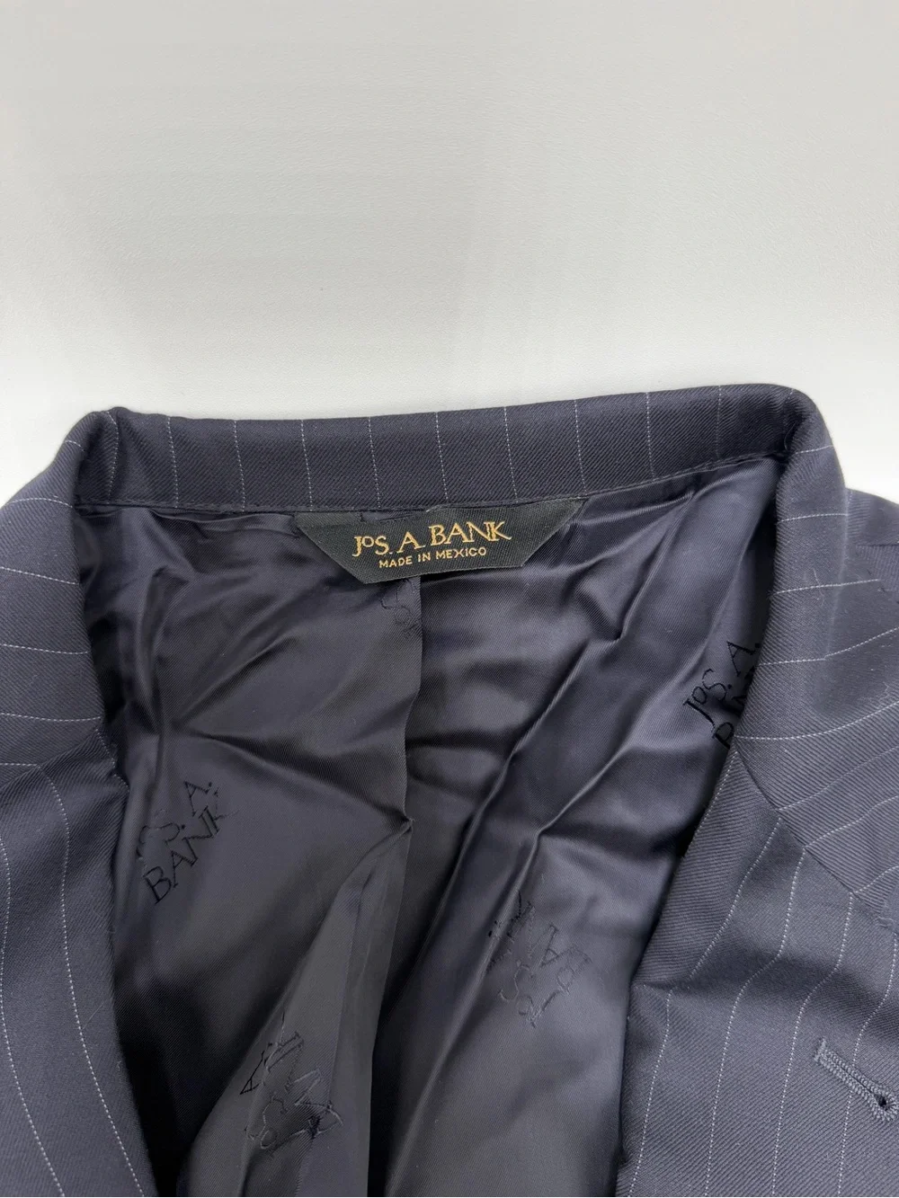 Jos. A. Bank Signature Gold Mens 44 RG Navy Blue Pinstripe 100% Wool Suit Gordon